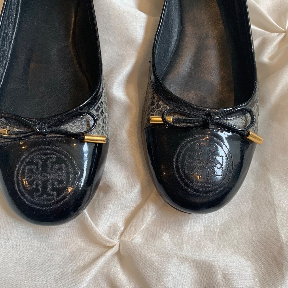 Tory Burch Black/Gray Snakeprint Patent/Leather Ballet Flats sz 8.5M - Picture 2 of 6